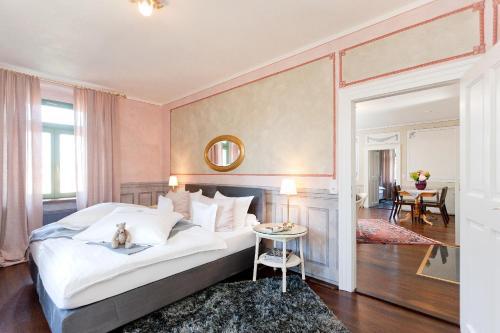 Un pat sau paturi într-o cameră la Rebenhaus Meißen
