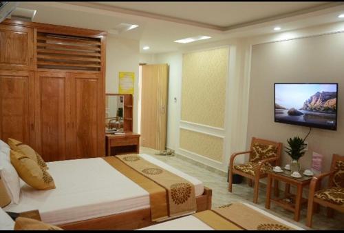 Un dormitorio con una cama y un televisor en la pared. en Royal Hotel, en Hai Phong