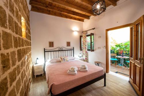 ein Schlafzimmer mit einem Bett mit zwei Handtüchern darauf in der Unterkunft Medieval Inn in Rhodos (Stadt)