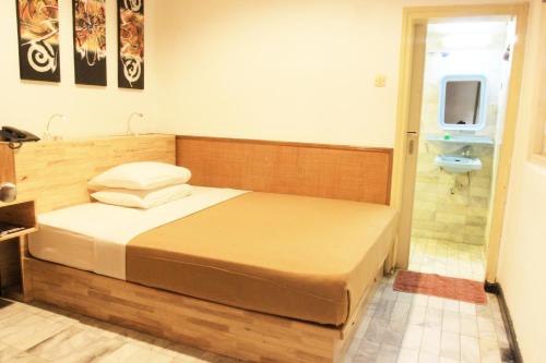 Cama o camas de una habitación en Hotel Karthi Kuta
