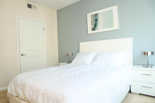 Ένα ή περισσότερα κρεβάτια σε δωμάτιο στο Amazing Apartments near the grove