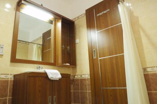 uma casa de banho com um chuveiro, um lavatório e um espelho. em Graha SUMSEL em Jakarta