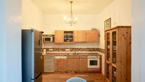 eine Küche mit Holzschränken und einem Kronleuchter in der Unterkunft Koelsche Kluengel in Köln