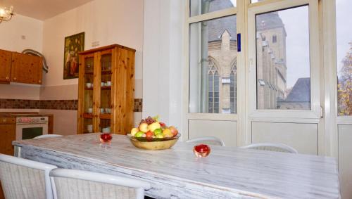 a bowl of apples on a table in a kitchen at Koelsche Kluengel in Cologne