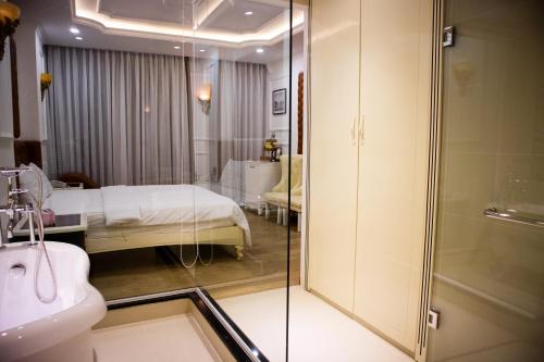 Una cama o camas en una habitación de HANZ Mimosa Hotel