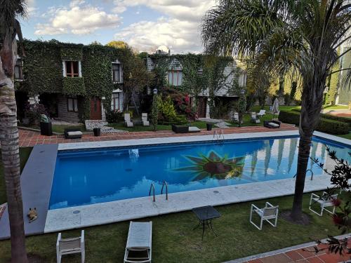 a large swimming pool in front of a house at Mansion Tepotzotlan in Tepotzotlán