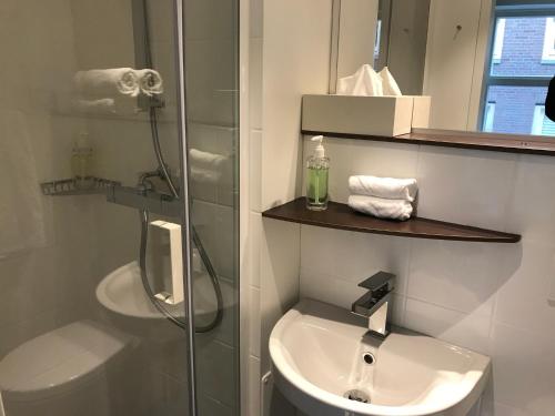 een badkamer met een toilet, een wastafel en een douche bij Rust B&B in Amsterdam