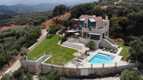 Bazén v ubytovaní Provarma hills luxury villa gerani alebo v jeho blízkosti
