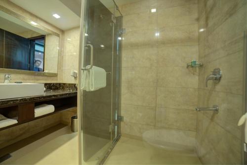 Kylpyhuone majoituspaikassa Goldfinch Hotel Delhi NCR