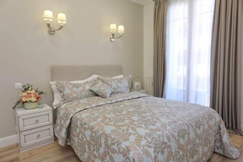 une chambre avec un grand lit et une fenêtre dans l'établissement Le Charme-35, à Nice