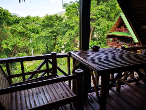 En balkon eller terrasse på Koh Tao Royal Resort