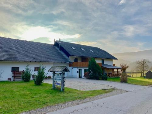 dom z panelami słonecznymi na górze w obiekcie Apartments-Rooms Kocijancic w Bledzie