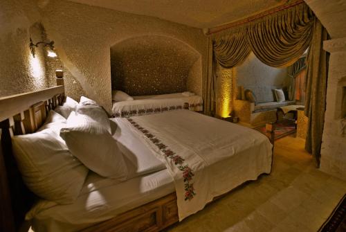 Un pat sau paturi într-o cameră la Grand Cave Suites