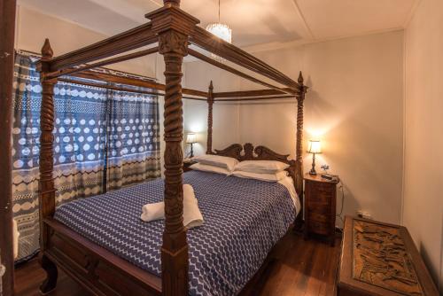 
A bed or beds in a room at Miramar Cottage
