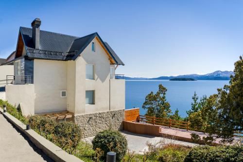 una casa con vista sul lago di Lago apARTments a San Carlos de Bariloche