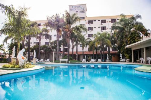 una gran piscina con un hotel en el fondo en Hotel São Luiz en São Gabriel