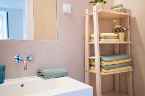 La salle de bains est pourvue d'un sèche-serviettes et d'un lavabo. dans l'établissement Casa Chiado, à Lisbonne