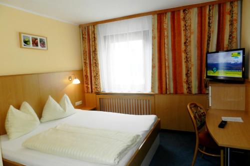 TV a/nebo společenská místnost v ubytování Hotel Garni Erlbacher