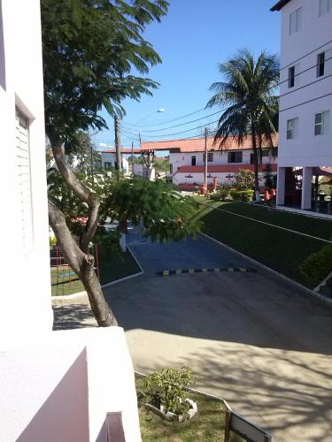 vistas a un aparcamiento desde un edificio en Recanto do descanso, en Iguaba Grande