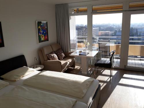 um quarto com uma cama e uma sala de estar com vista em Haus an der Therme em Bad Füssing
