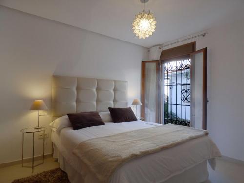 Un pat sau paturi într-o cameră la Polo Apartments - Benahavís