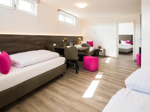 Un pat sau paturi într-o cameră la Hotel Löwen Garni - B&B