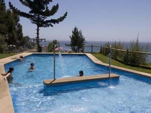 a group of people in a swimming pool at Departamento Frente al Mar in Puchuncaví