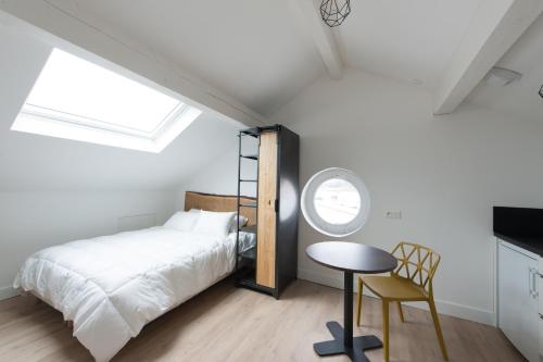 Saint-Priest-en-JarezにあるLe Jardin d Ambroiseのベッドルーム1室(ベッド1台、テーブル、椅子付)