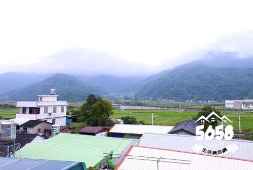a view of a town with mountains in the background at Matisse B&B in Fuli