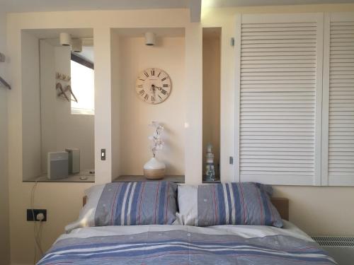 Säng eller sängar i ett rum på Self-contained small apt. Weymouth
