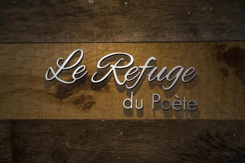 a sign that saysene refuge du porle on a wooden table at Auberge au Boeuf in Sessenheim