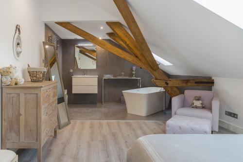 bagno con lavandino e vasca in camera di Villa Maeva - Parking, Sauna & Fitness a Riquewihr