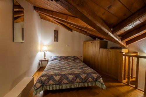 Una cama o camas en una habitación de Odos Oneiron