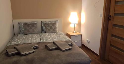 Rúm í herbergi á Apartament Malinowa Dolina