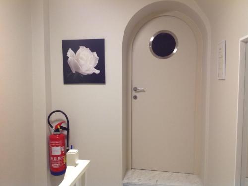 una puerta en un pasillo con un extintor de incendios en Ghenttower, en Gante