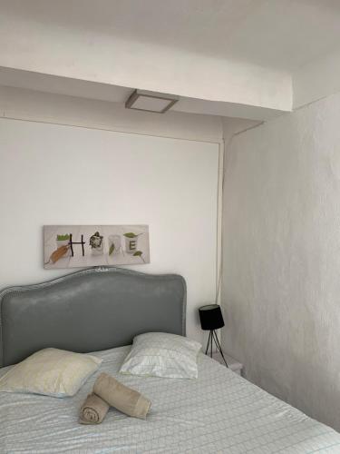 Un pat sau paturi într-o cameră la Studio Calendal