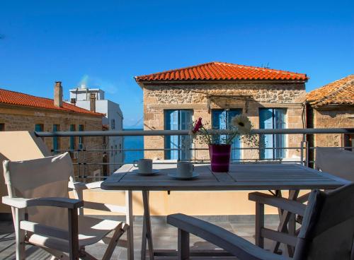 Alissachni Luxury Apartments tesisinde bir balkon veya teras