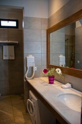 Ένα μπάνιο στο Derveni Luxury Apartments