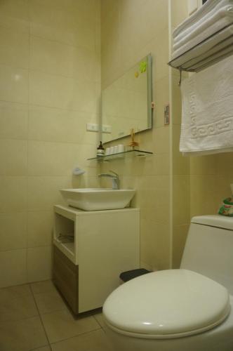 a bathroom with a white toilet and a sink at Duck's Home B&B in Jian