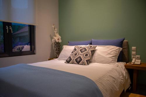 Alissachni Luxury Apartments tesisinde bir odada yatak veya yataklar