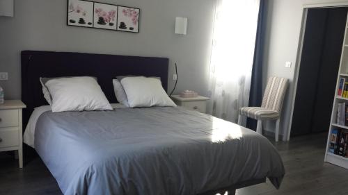 une chambre avec un lit avec deux oreillers blancs dans l'établissement Le petit Ventoux, à Malaucène