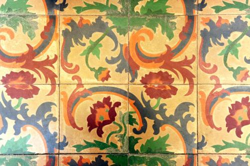 a tiled wall with a floral pattern on it at B&B Porta della Terra in Militello in Val di Catania