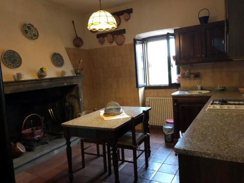 A kitchen or kitchenette at B&B A due passi dal Castello