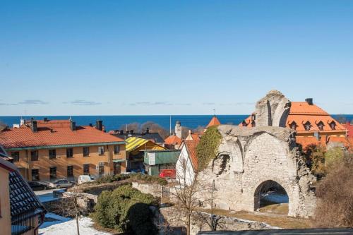 a view of a city with the ocean in the background at Villa Trumpetaren in Visby