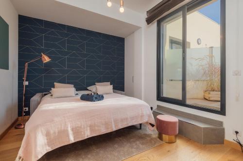 una camera da letto con un letto con una parete con accenti blu di Le Foch a Nizza