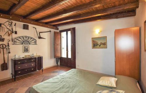sypialnia z łóżkiem i drewnianym sufitem w obiekcie La Pietra w mieście Chiaramonte Gulfi