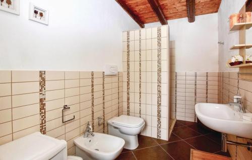 un bagno con un water e un lavandino di La Pietra a Chiaramonte Gulfi