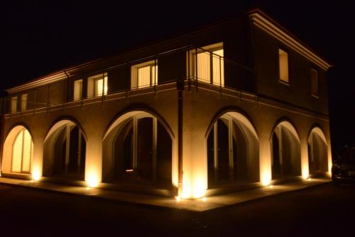 a building lit up at night with lights at Ca' Vascon Alloggio Agrituristico in Villa Estense