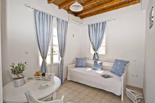 Postel nebo postele na pokoji v ubytování Gryparis' Club Apartments