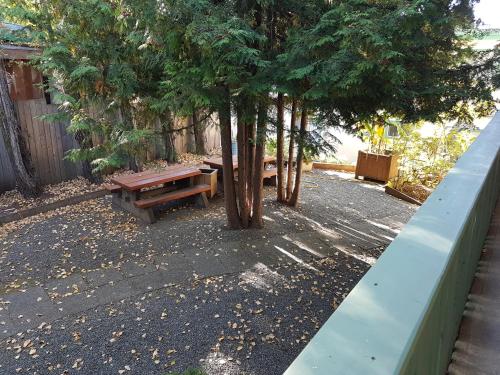 a picnic table and trees in a yard at Robin Hood Inn and Suites in Victoria